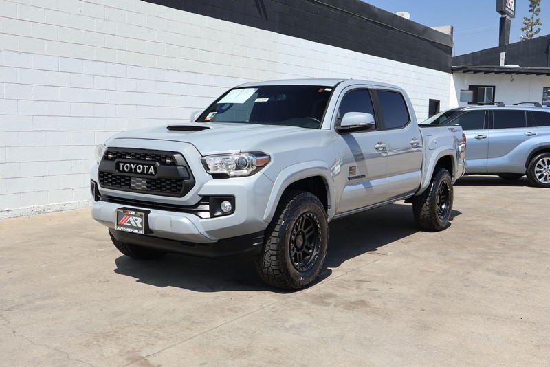 Toyota Tacoma Vehicle Full-screen Gallery Image 11