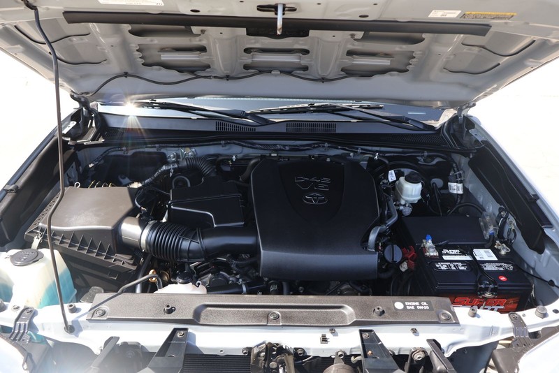 Toyota Tacoma Vehicle Full-screen Gallery Image 12