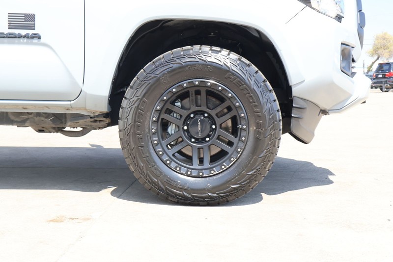 Toyota Tacoma Vehicle Full-screen Gallery Image 13