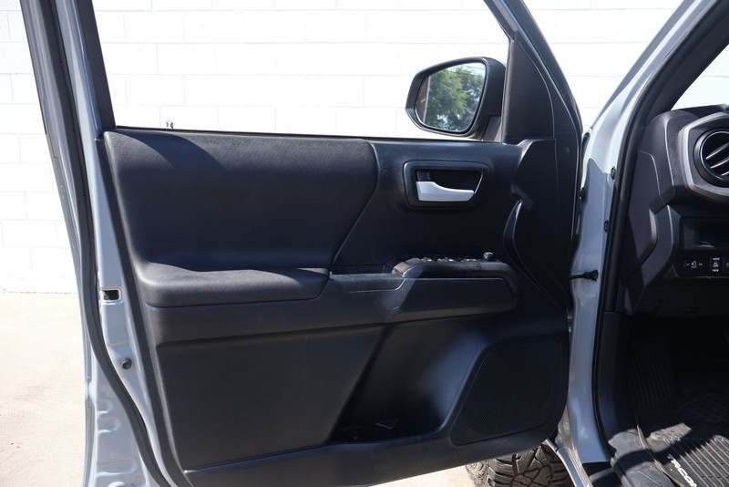 Toyota Tacoma Vehicle Full-screen Gallery Image 14