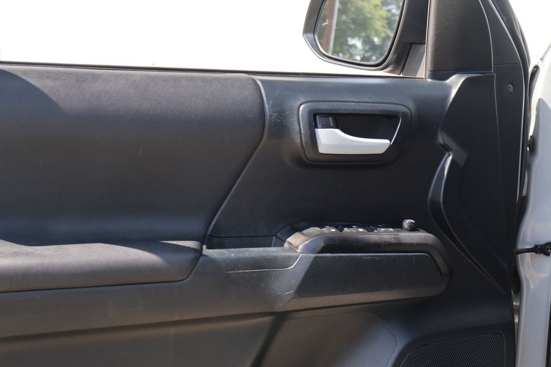 Toyota Tacoma Vehicle Full-screen Gallery Image 15