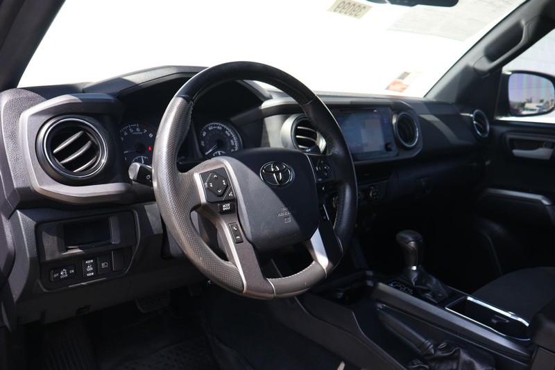 Toyota Tacoma Vehicle Full-screen Gallery Image 16