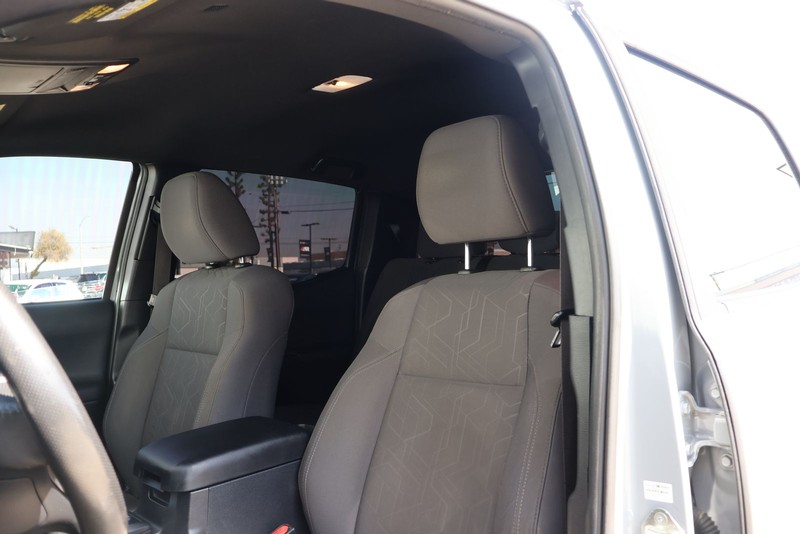 Toyota Tacoma Vehicle Full-screen Gallery Image 17