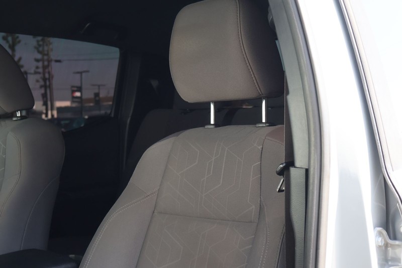 Toyota Tacoma Vehicle Full-screen Gallery Image 18