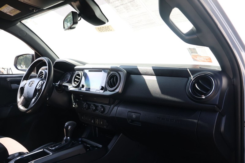 Toyota Tacoma Vehicle Full-screen Gallery Image 19