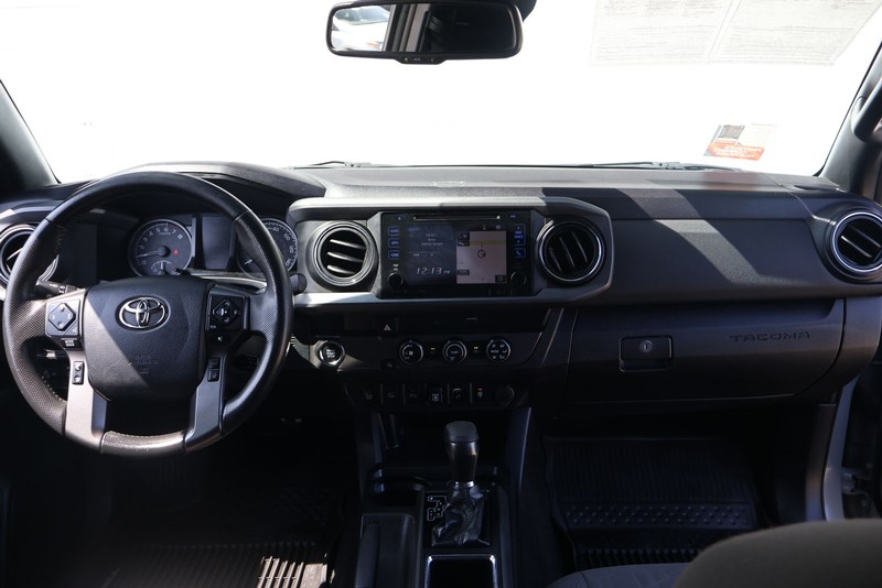 Toyota Tacoma Vehicle Full-screen Gallery Image 22