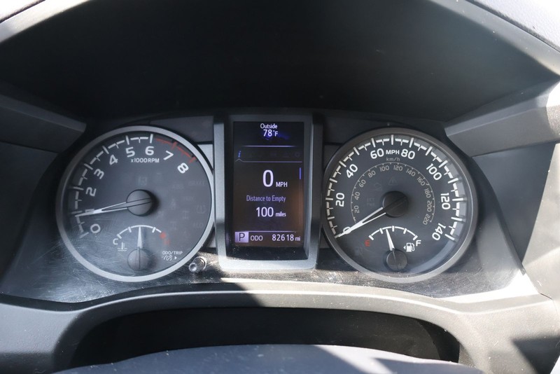Toyota Tacoma Vehicle Full-screen Gallery Image 23
