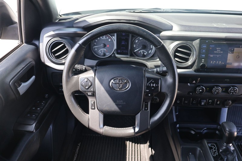 Toyota Tacoma Vehicle Full-screen Gallery Image 24
