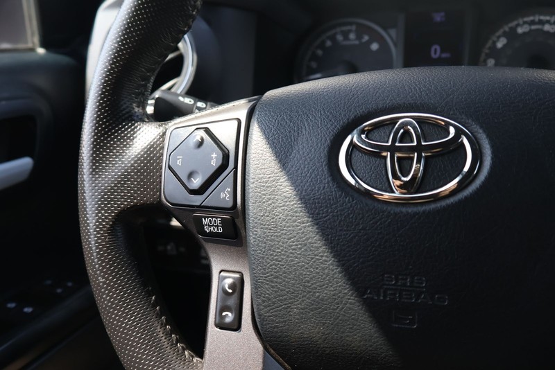 Toyota Tacoma Vehicle Full-screen Gallery Image 25