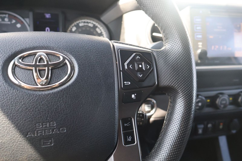 Toyota Tacoma Vehicle Full-screen Gallery Image 26