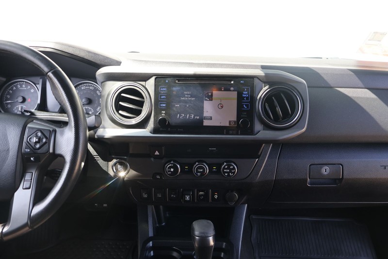 Toyota Tacoma Vehicle Full-screen Gallery Image 27
