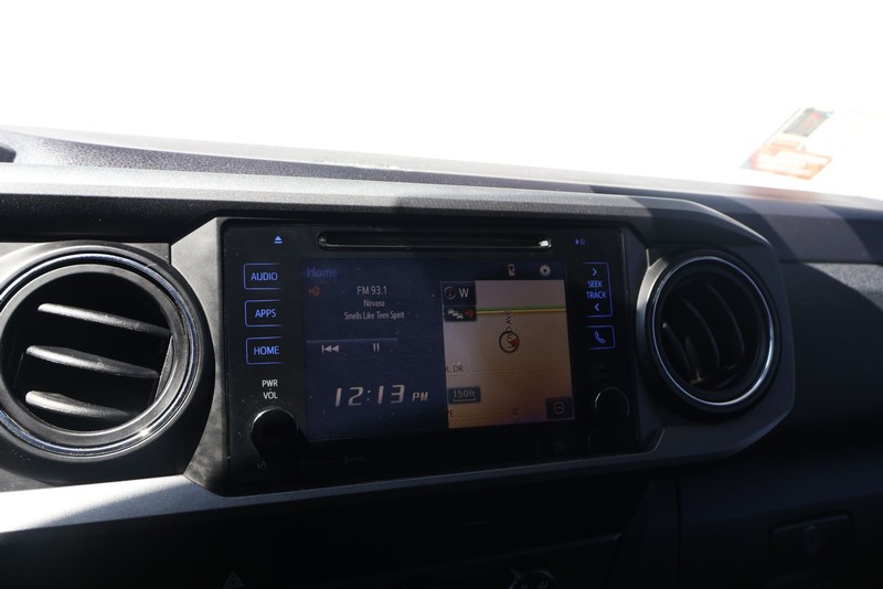 Toyota Tacoma Vehicle Full-screen Gallery Image 28