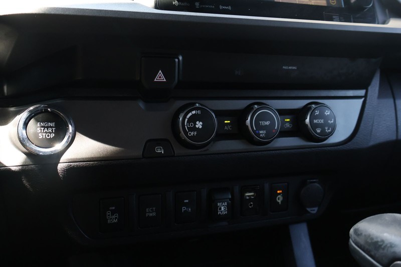 Toyota Tacoma Vehicle Full-screen Gallery Image 30