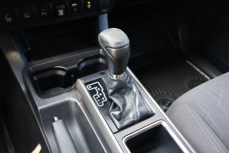 Toyota Tacoma Vehicle Full-screen Gallery Image 31