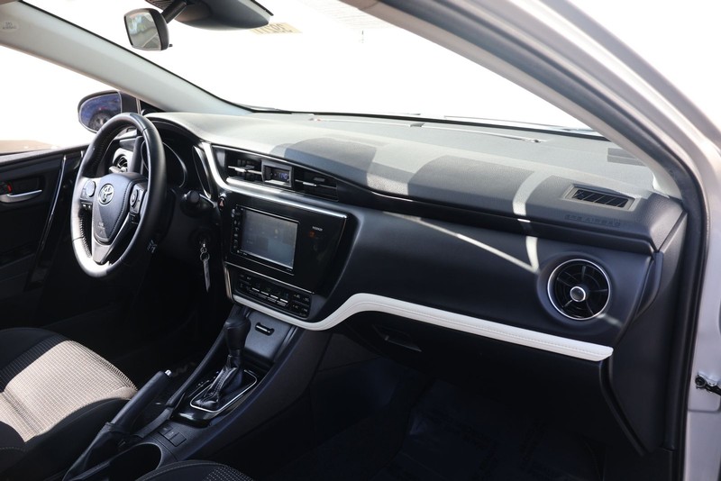 Toyota Corolla iM Vehicle Full-screen Gallery Image 19