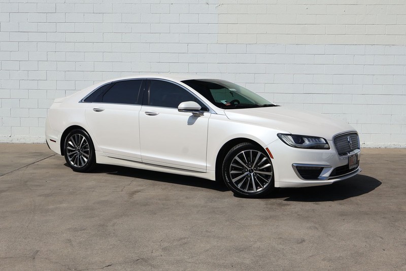 Lincoln MKZ Vehicle Full-screen Gallery Image 01