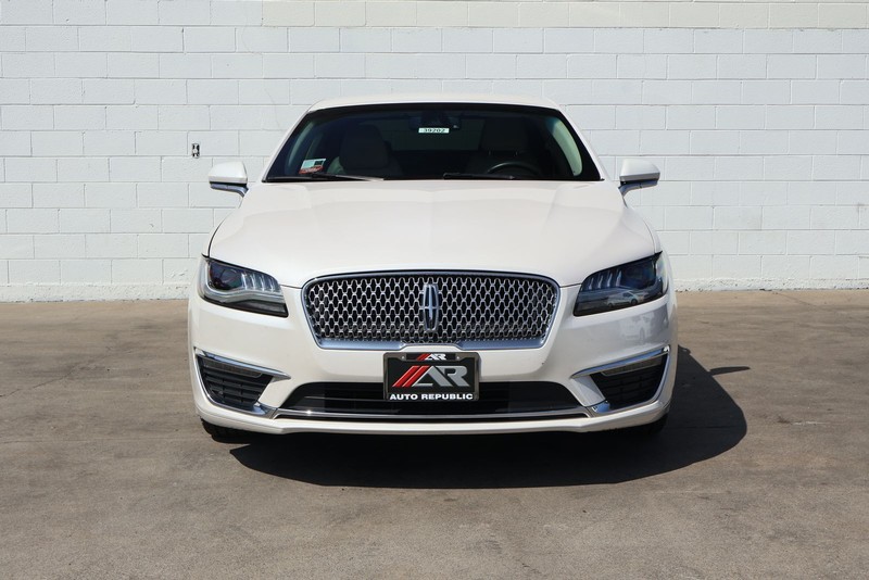 Lincoln MKZ Vehicle Full-screen Gallery Image 02