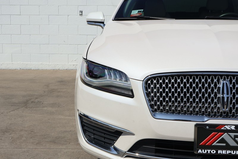 Lincoln MKZ Vehicle Full-screen Gallery Image 03