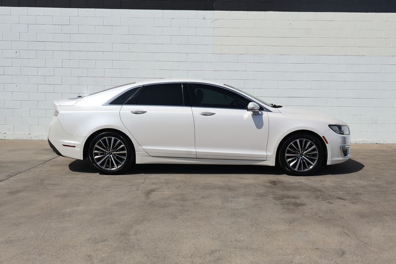 Lincoln MKZ Vehicle Full-screen Gallery Image 04