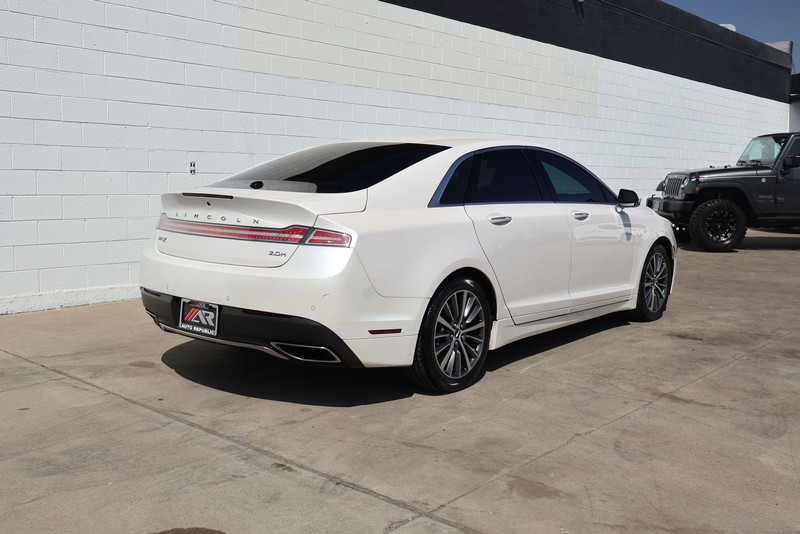 Lincoln MKZ Vehicle Full-screen Gallery Image 05