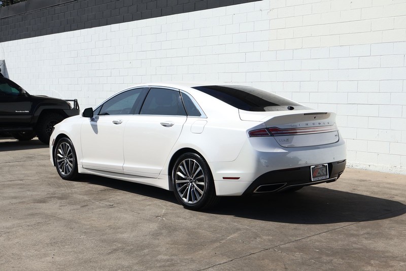 Lincoln MKZ Vehicle Full-screen Gallery Image 09