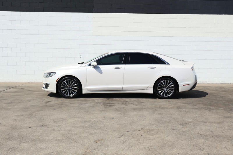Lincoln MKZ Vehicle Full-screen Gallery Image 10