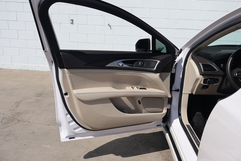 Lincoln MKZ Vehicle Full-screen Gallery Image 14