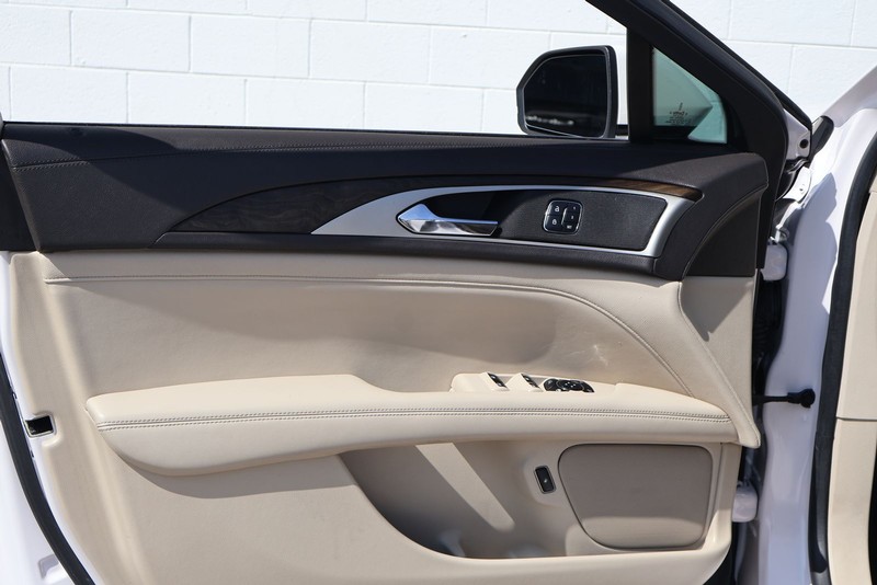 Lincoln MKZ Vehicle Full-screen Gallery Image 15