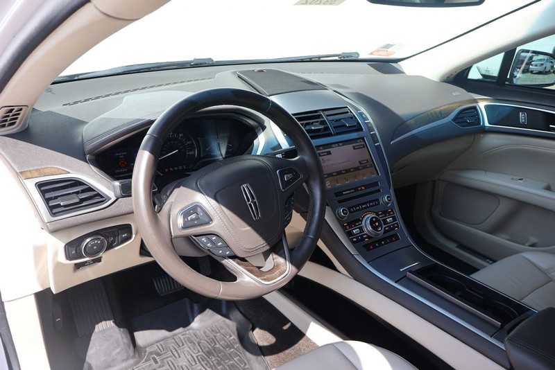 Lincoln MKZ Vehicle Full-screen Gallery Image 16