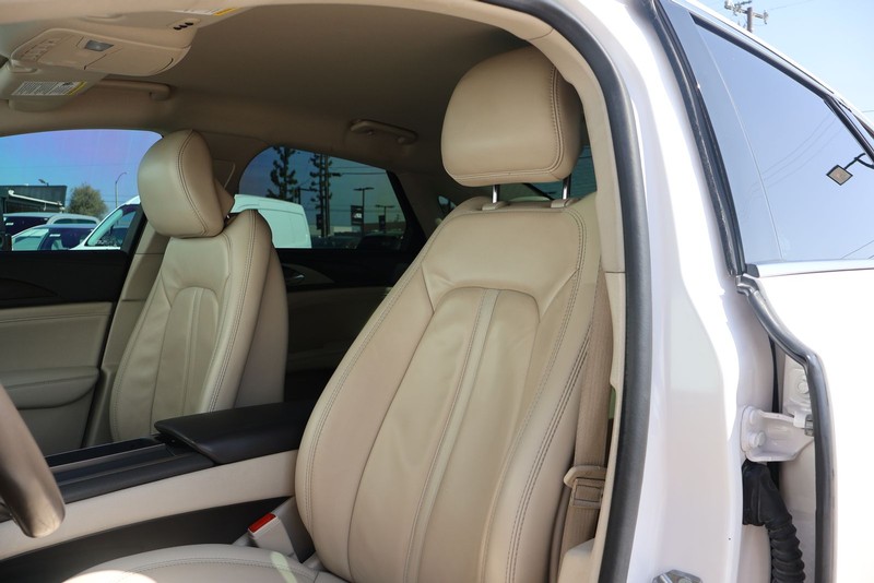 Lincoln MKZ Vehicle Full-screen Gallery Image 17