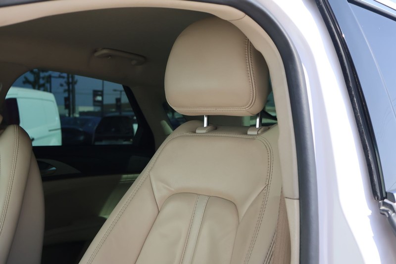 Lincoln MKZ Vehicle Full-screen Gallery Image 18