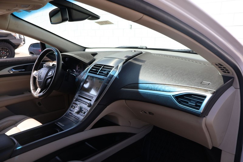 Lincoln MKZ Vehicle Full-screen Gallery Image 19