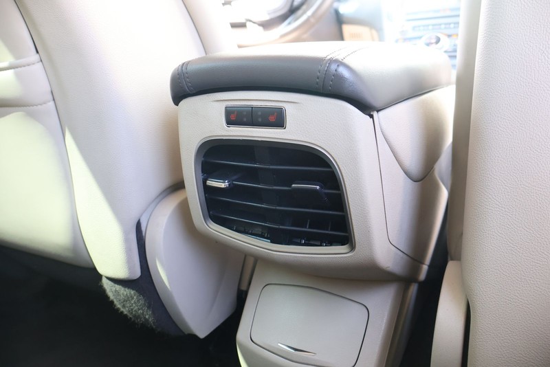 Lincoln MKZ Vehicle Full-screen Gallery Image 22