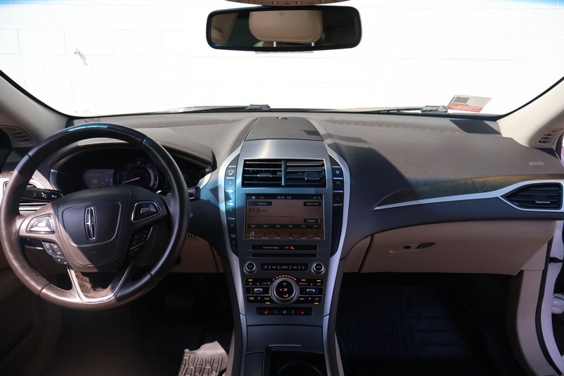 Lincoln MKZ Vehicle Full-screen Gallery Image 23