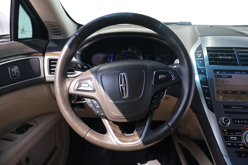 Lincoln MKZ Vehicle Full-screen Gallery Image 25