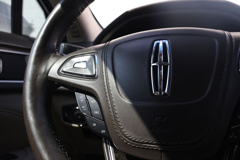 Lincoln MKZ Vehicle Full-screen Gallery Image 26