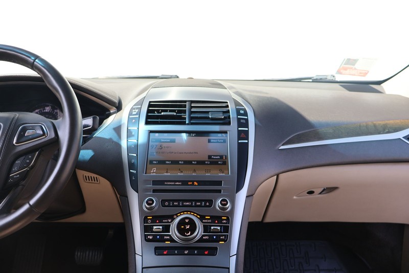 Lincoln MKZ Vehicle Full-screen Gallery Image 28