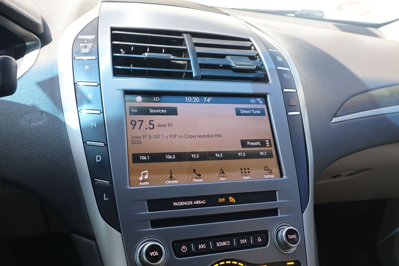 Lincoln MKZ Vehicle Full-screen Gallery Image 29