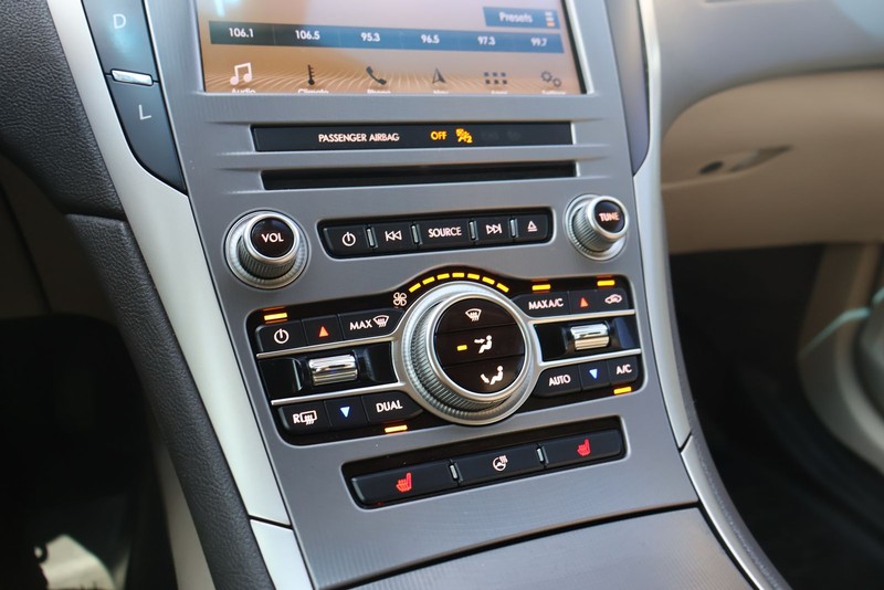 Lincoln MKZ Vehicle Full-screen Gallery Image 31