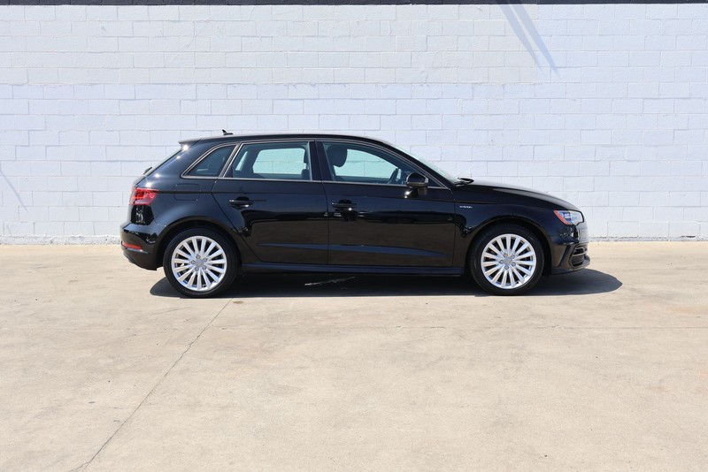 Audi A3 e-tron Vehicle Full-screen Gallery Image 04