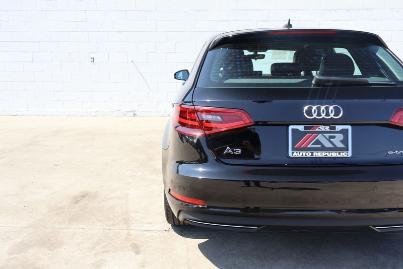 Audi A3 e-tron Vehicle Full-screen Gallery Image 07