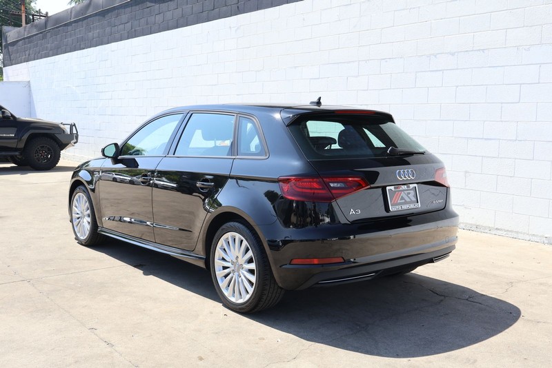 Audi A3 e-tron Vehicle Full-screen Gallery Image 09