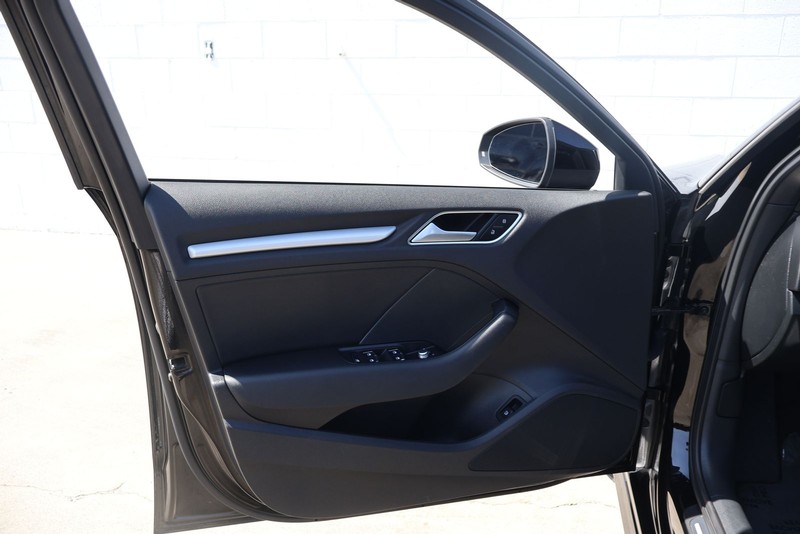 Audi A3 e-tron Vehicle Full-screen Gallery Image 14