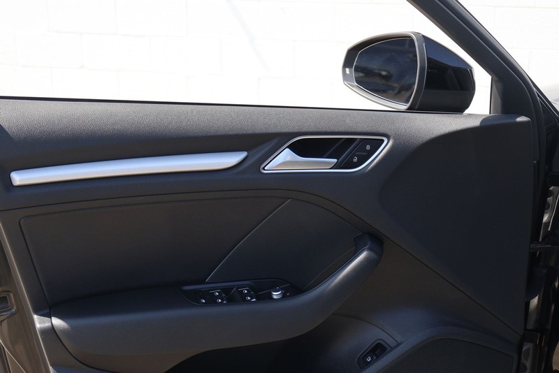 Audi A3 e-tron Vehicle Full-screen Gallery Image 15