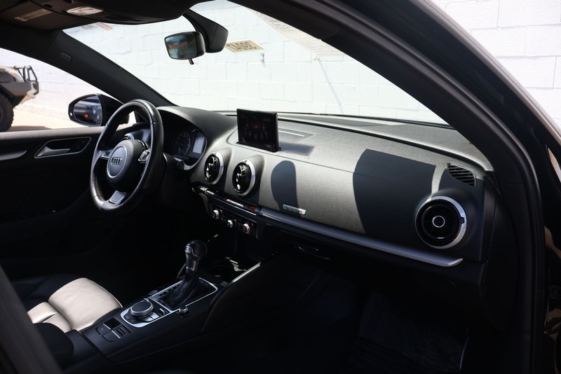 Audi A3 e-tron Vehicle Full-screen Gallery Image 19