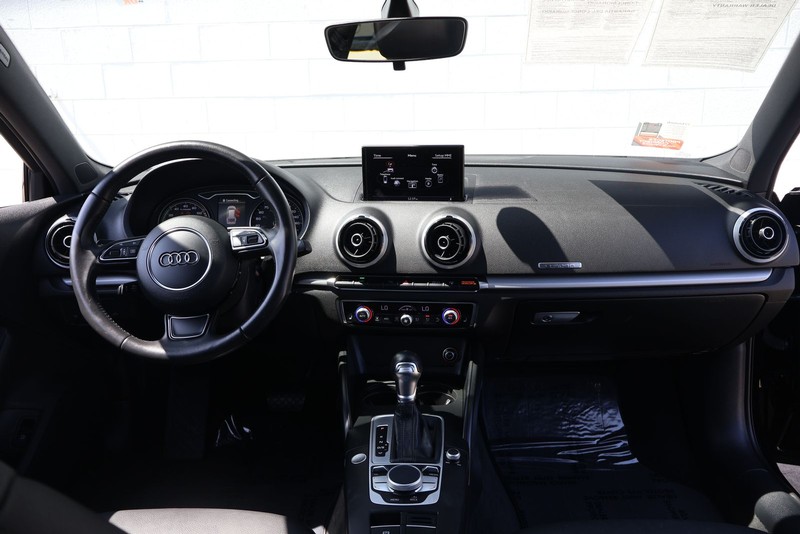 Audi A3 e-tron Vehicle Full-screen Gallery Image 22