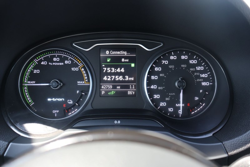 Audi A3 e-tron Vehicle Full-screen Gallery Image 23