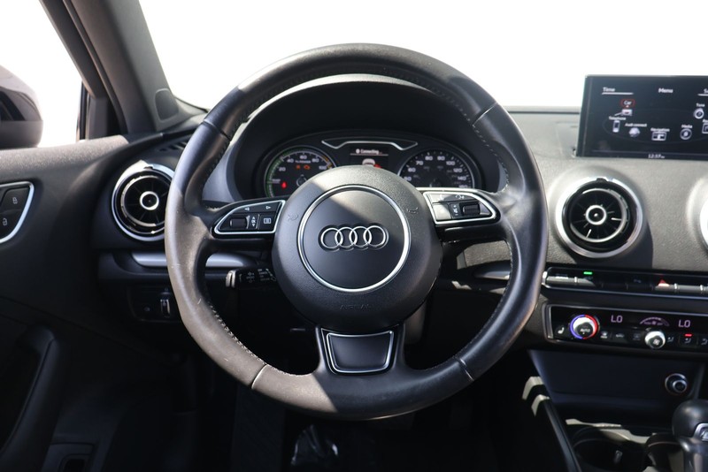 Audi A3 e-tron Vehicle Full-screen Gallery Image 24