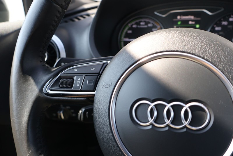 Audi A3 e-tron Vehicle Full-screen Gallery Image 25