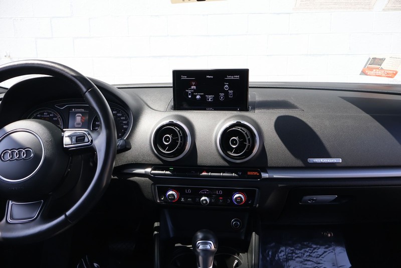 Audi A3 e-tron Vehicle Full-screen Gallery Image 27